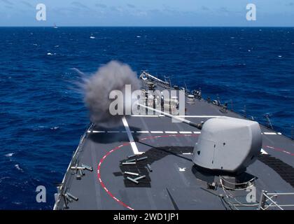 Die USS Curtis Wilbur feuert ein 5-Zoll-Geschütz der Marke 45 in der Philippinischen See ab. Stockfoto