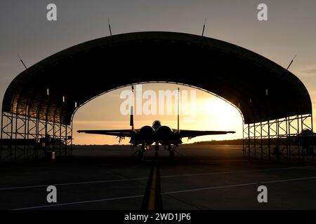 Ein F-15E Strike Eagle der US Air Force sitzt unter einem Dach auf der Fluglinie auf einem Luftwaffenstützpunkt in North Carolina. Stockfoto