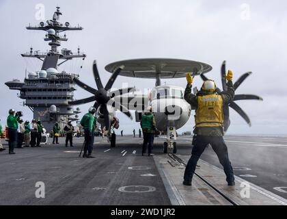 Eine E-2C Hawkeye wird vom Flugzeugträger USS Carl Vinson gestartet. Stockfoto