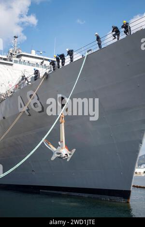 Seeleute an Bord des Landungsschiffes USS Ashland führen einen Ankerfalltest durch. Stockfoto