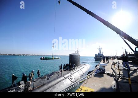 Ein inerter MK-48-Torpedo wird in den Waffenverladewagen des Angriffs-U-Bootes USS California geführt. Stockfoto