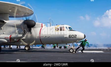 Eine E-2C Hawkeye wird vom Flugzeugträger USS Carl Vinson gestartet. Stockfoto