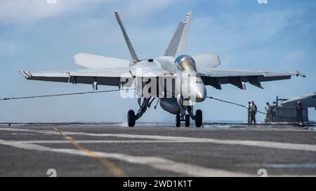 Eine F/A-18E Super Hornet landet verhaftet auf der USS Carl Vinson. Stockfoto