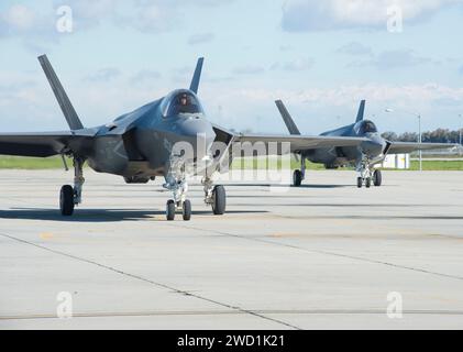 Ein F-35C Lightning II Joint Strike Jagdflugzeug fährt über die Fluglinie. Stockfoto