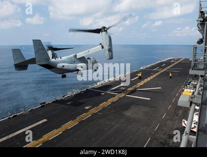 Eine MV-22B Osprey startet vom amphibischen Angriffsschiff USS Makin Island. Stockfoto