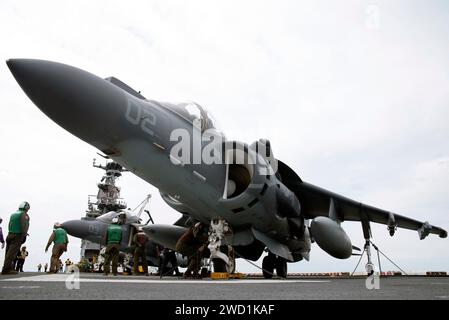 Die Marines sichern eine AV-8B Harrier II auf dem Flugdeck der USS Bonhomme Richard. Stockfoto