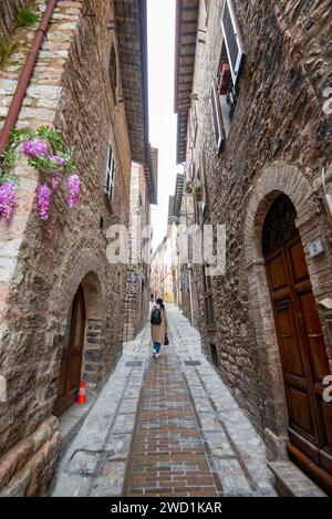 Kopfsteinpflasterallee in Spello - Italien Stockfoto