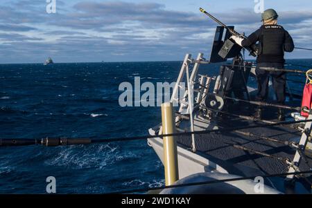 Gunner's Mate nimmt seine Position an Bord des Raketenzerstörers USS James E. Williams ein. Stockfoto