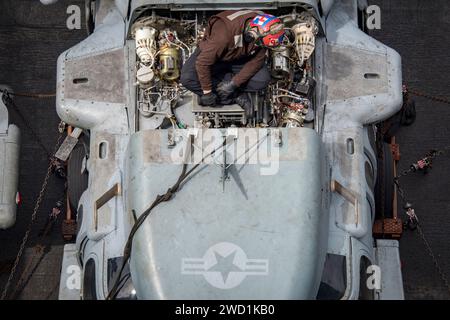 Marine Air Crewman führt Wartungsarbeiten an einem MH-60S Sea Hawk Hubschrauber durch. Stockfoto