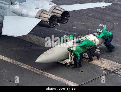 Seeleute bewegen eine Treibstoffkapsel auf dem Flugdeck des Flugzeugträgers USS Carl Vinson. Stockfoto