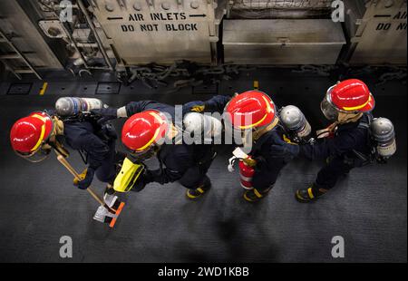 Seeleute überprüfen die strukturelle Integrität eines Luftkissens für Landungsfahrzeuge während einer Feuerübung. Stockfoto