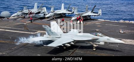 Eine F/A-18E Super Hornet landet verhaftet an Bord des Flugzeugträgers USS Carl Vinson. Stockfoto