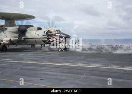 Ein E-2C Hawkeye Frühwarn- und Kontrollflugzeug startet von der USS Carl Vinson. Stockfoto