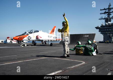 Ein T-45C Goshawk Trainingsflugzeug bereitet sich auf den Start vom Flugdeck der USS Dwight D. Eisenhower vor. Stockfoto