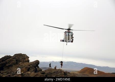 Seeleute führen Übungen zur Bergung der Klippen mit einem MH-60S Sea Hawk Hubschrauber durch. Stockfoto