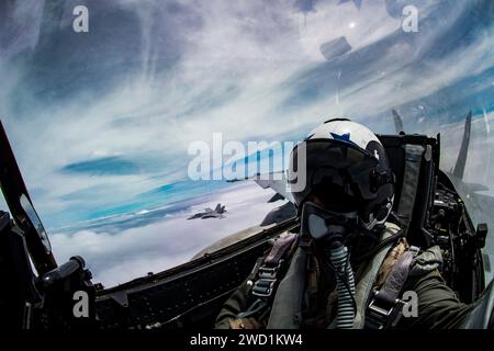 Jagdpilot macht ein Selfie während des Fluges mit zwei F/A-18E Super Hornets. Stockfoto