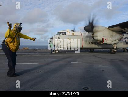 Boatswain's Mate leitet einen C-2A Greyhound an Bord des Flugzeugträgers USS Nimitz. Stockfoto