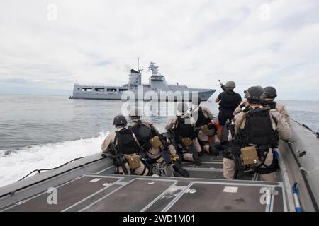 Seeleute bereiten sich auf einen Besuch, an Bord, Durchsuchung und Beschlagnahme mit dem Royal Brunei Navy Patrouillenschiff Daruttaqwa vor. Stockfoto