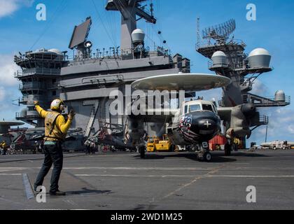 Aviation Boatswain's Mate leitet die Besatzung einer E-2C Hawkeye an Bord der USS Carl Vinson. Stockfoto