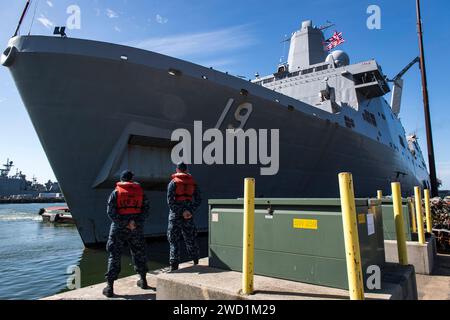 Die USS Mesa Verde verlässt die Marinestation Norfolk zu einem Einsatz. Stockfoto