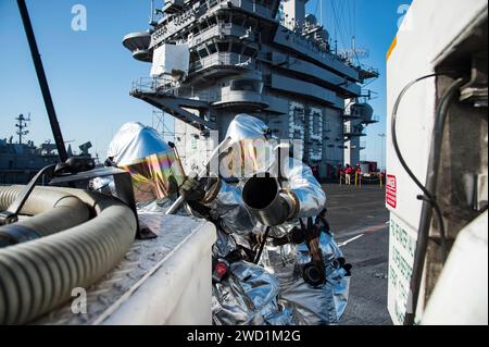 Matrosen bekämpfen ein simuliertes Feuer während einer Massenübung an Bord der USS Dwight D. Eisenhower. Stockfoto