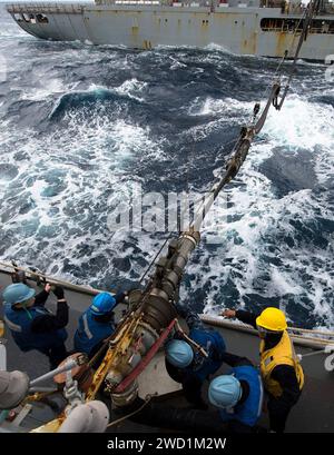 Seeleute verbinden Kraftstoffleitungen zwischen der USS McCampbell und dem Nachfüllöler USNS Pecos. Stockfoto