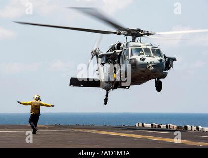 Ein MH-60S Sea Hawk landet an Bord des amphibischen Angriffsschiffs USS Makin Island. Stockfoto