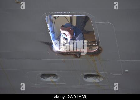 Ein Beamter schweißt an Bord der USS Mount Whitney. Stockfoto