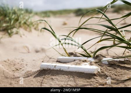 Styroporplastikabfälle im Sand einer Düne am Strand Stockfoto