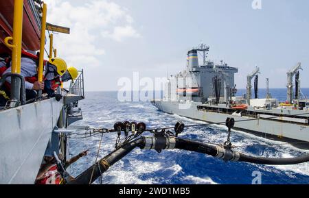 Eine Tankstelle auf See zwischen der USS Frank Cable und dem Flottennachschub USNS Guadalupe. Stockfoto