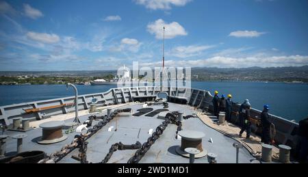 Seeleute an Bord des U-Boot-Tenders USS Frank Cable bereiten sich darauf vor, Festmacherleinen zu werfen. Stockfoto