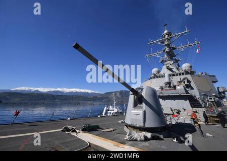 Der Raketenzerstörer USS Porter trifft in der griechischen Souda Bay ein. Stockfoto