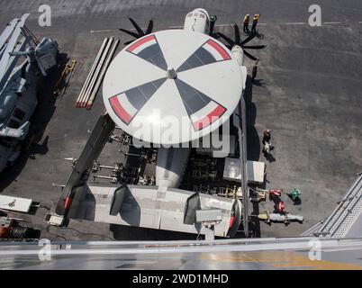 Ein E2-C Hawkeye Frühwarn- und Kontrollflugzeug sitzt auf dem Flugdeck der USS George H.W. Bush. Stockfoto