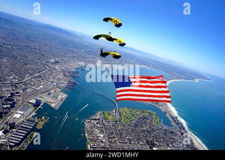 Die Leap Frogs der U.S. Navy führen eine Diamantenformation mit der amerikanischen Flagge über San Diego, Kalifornien, durch. Stockfoto