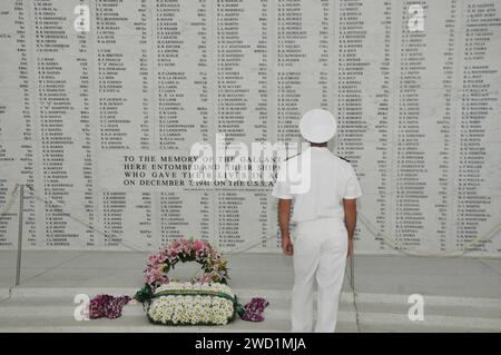 Ein Seemann zollt den Gefallenen am USS Arizona Memorial seinen Respekt. Stockfoto