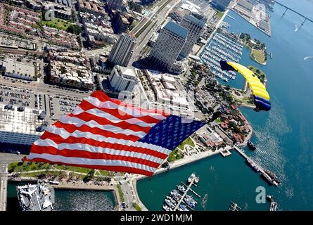 Die Leap Frogs der U.S. Navy fliegen mit der amerikanischen Flagge über dem USS Midway Museum in San Diego, Kalifornien. Stockfoto