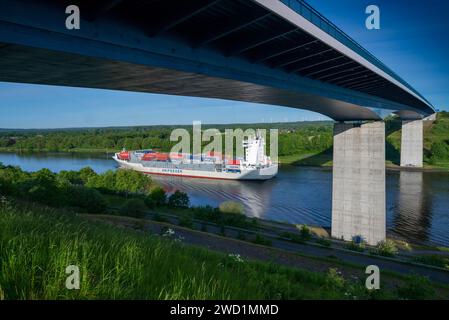 Bendorf, Deutschland, 4. November 2023 - Feeder MV Vera Rambow mit Containern auf dem Kieler Kanal in Richtung Brunsbüttel Stockfoto