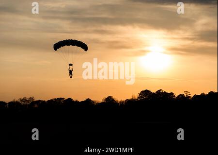 Ein Sprengstofftechniker der Ordnance kommt während eines militärischen Freifalltrainings in Suffolk, Virginia. Stockfoto