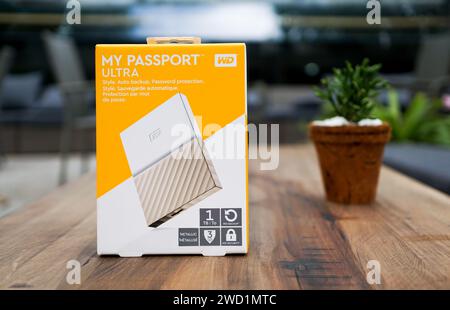 HCMC, VN - Januar 2024. WD My Passport externe tragbare Festplatte Stockfoto