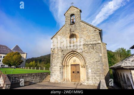 Kirche Santiago und Silo Karls des Großen. Königliche Stiftskirche Santa María de Roncesvalles, Straße Santiago, Navarra, Spanien Stockfoto