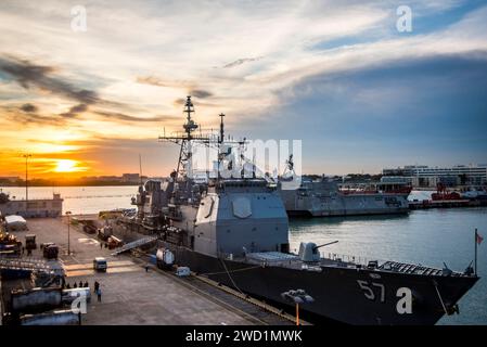 Der Lenkraketenkreuzer USS Lake Champlain liegt in pierside in Singapur. Stockfoto