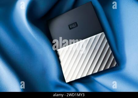 HCMC, VN - Januar 2024. WD My Passport externe tragbare Festplatte Stockfoto