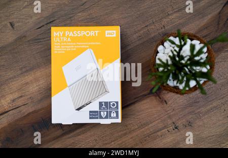 HCMC, VN - Januar 2024. WD My Passport externe tragbare Festplatte Stockfoto