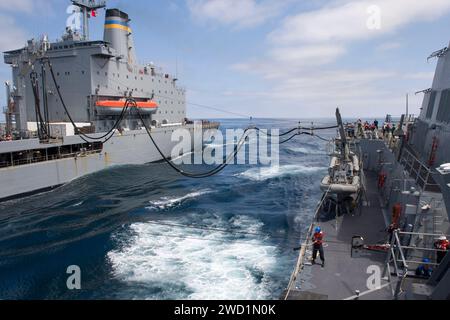 Auffüllung auf See zwischen dem Raketenvernichtungsgerät USS Sterett und dem Auffüllöler USNS Yukon. Stockfoto