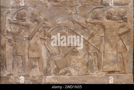 Geschnitzte Steinreliefs von Bogenschützen aus dem assyrischen Palast von Dur-Sharrukin, Chorsabad, Irak, heute im Irak Museum, Bagdad, Irak Stockfoto