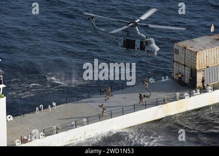 Die US-Marines schnappen sich von einem UH-1Y Huey Hubschrauber während einer VBSS-Übung. Stockfoto