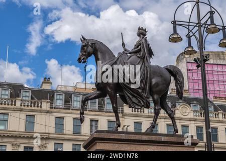 Königin Victoria Reiterstatue (1854 enthüllt) von Baron Carlo Marochetti am George Square, Glasgow, Schottland, Großbritannien. Stockfoto