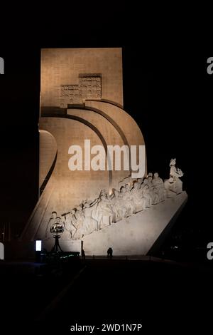 Denkmal für die Entdeckungen (Padrão dos Descobrimentos, westliche Seite) bei Nacht in Lissabon, Portugal. Stockfoto