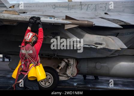 Luftfahrt Ordnanceman Waffengewalt auf einer F/A-18 Super Hornet. Stockfoto