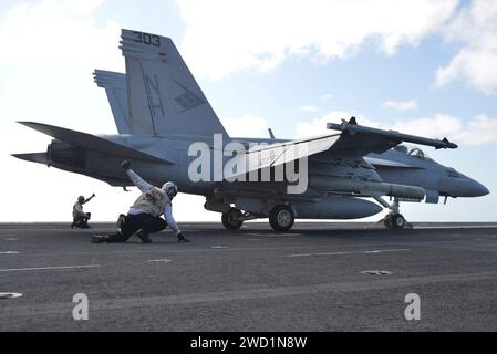 Eine F/A-18E Super Hornet startet vom Flugdeck des Flugzeugträgers USS Nimitz. Stockfoto